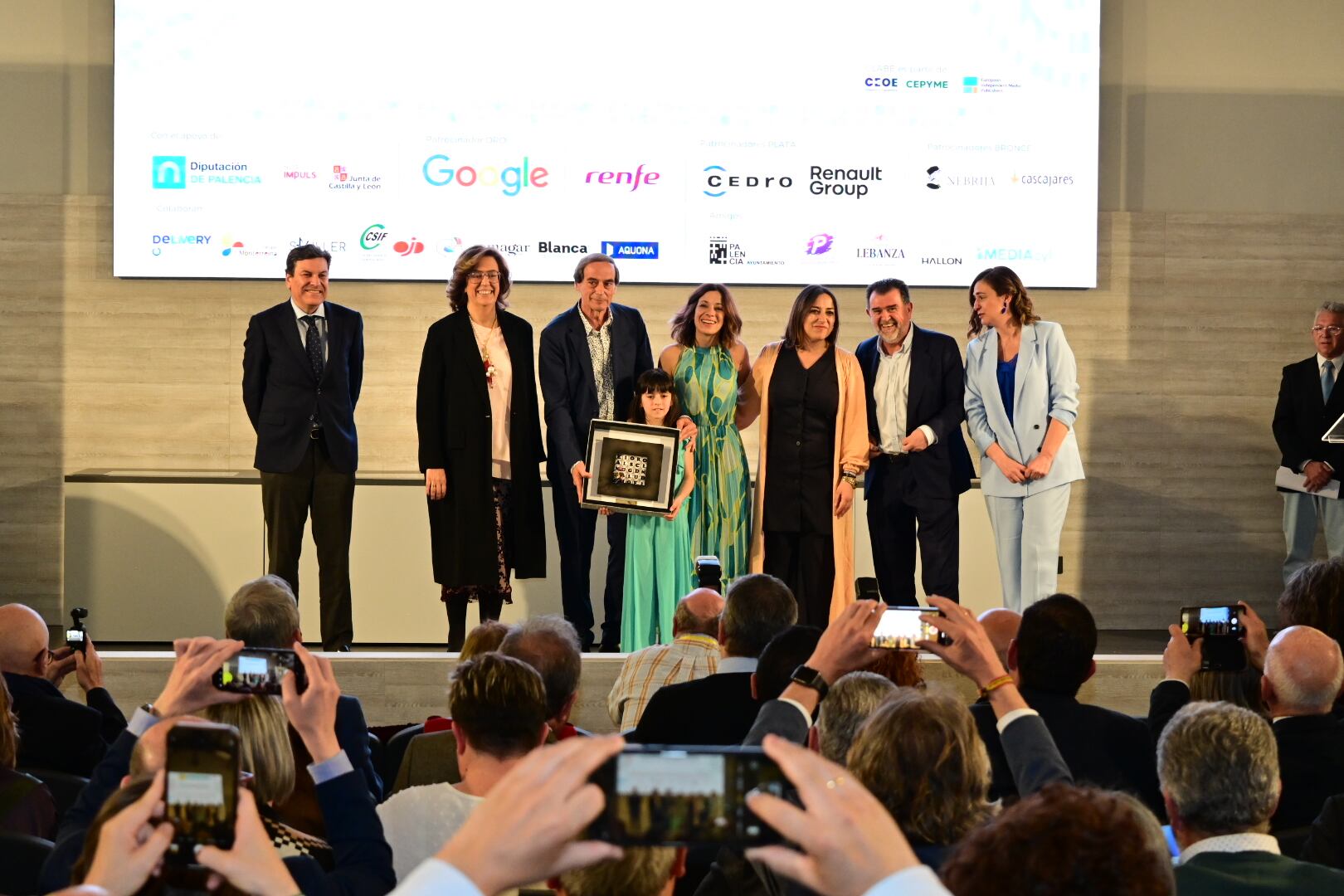 PALENCIA (CASTILLA Y LEÓN), 17/04/2024.- El consejero de Economía y Hacienda, Carlos Fernández Carriedo; la periodista Aída Acitores, esposa de Luis Rivas y su hija Candela entregan el premio Luis María Rivas al periodista Isaías Lafuente posan durante la gala de apertura del Congreso Nacional de editores este miércoles, en Palencia (Castilla y León). EFE/ Almudena Álvarez