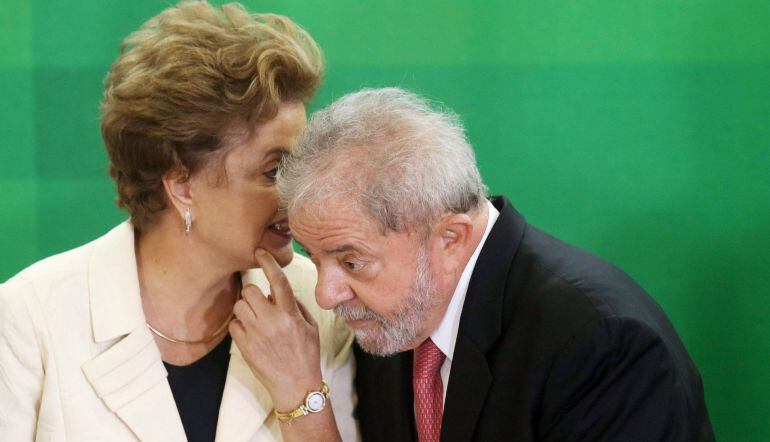 La presidenta de Brasil, Dilma Rouseff junto a Da Silva tras su nombramiento como ministro de la Presidencia. 