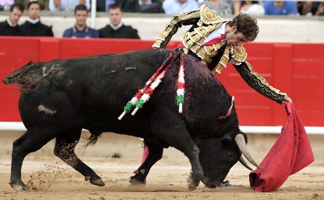 El torero José Tomás, con su primer astado durante el último festejo en la Monumental