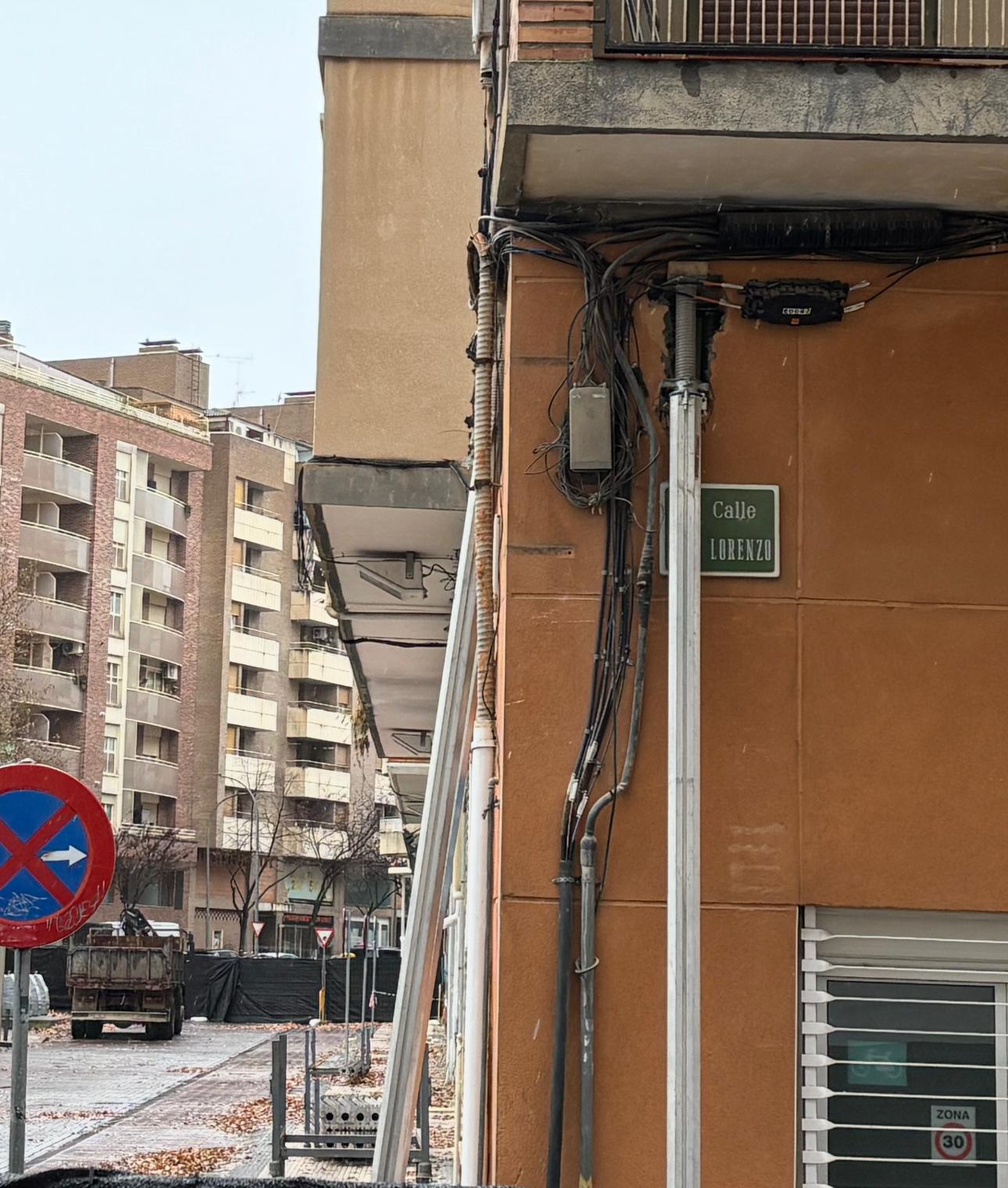 Apuntalamiento realizado en las fachadas de los bajos del número 4 de la plaza Santa Clara