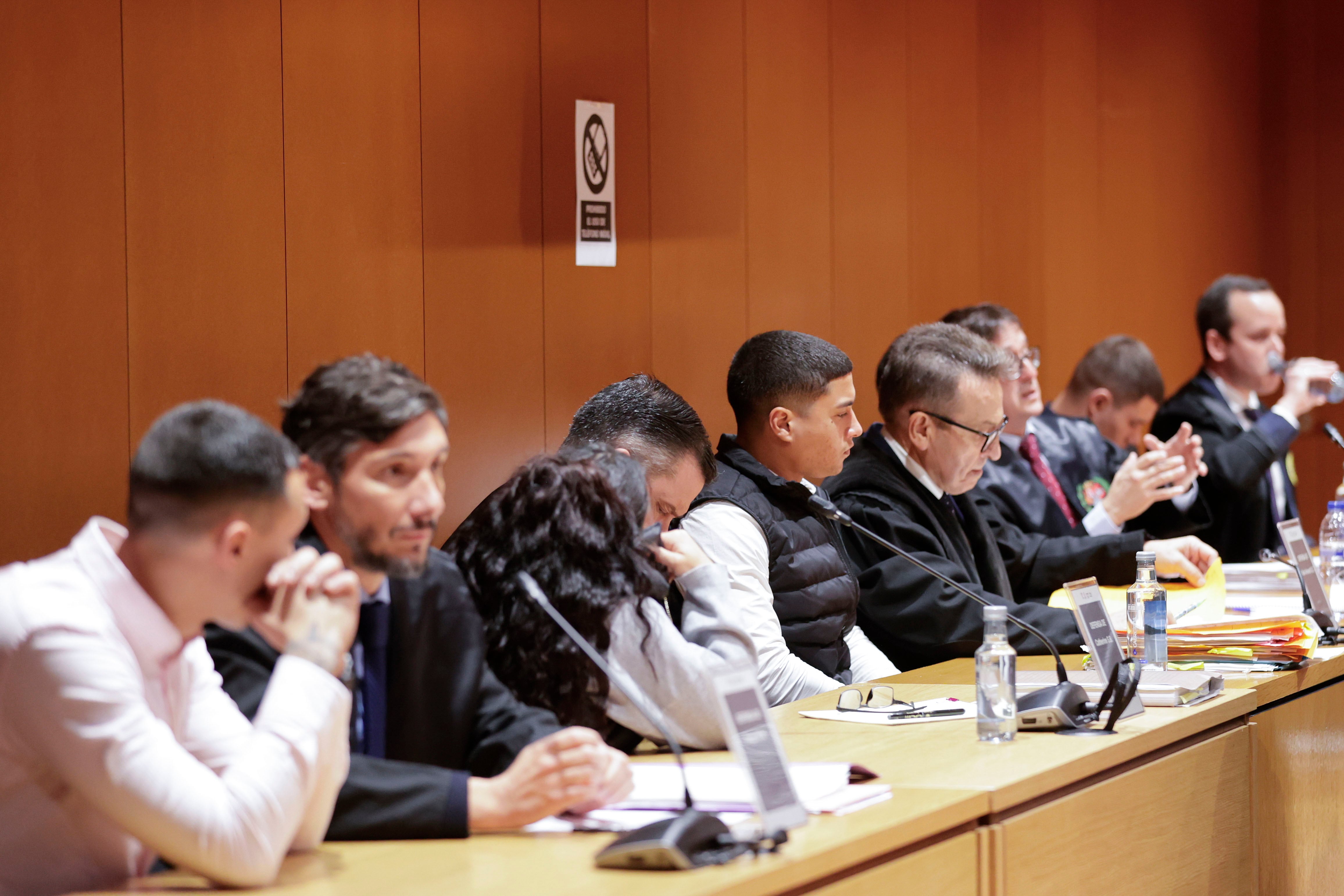 A CORUÑA, 13/11/2024.- Continúa en la Audiencia Provincial de A Coruña el juicio por el asesinato de Samuel Luiz con cinco acusados para los que la Fiscalía pide penas de entre 22 y 27 años de prisión al ver agravante de discriminación por orientación sexual. En la imagen, el acusado Kaio Amaral con el resto de acusados y sus abogados. EFE/Cabalar
