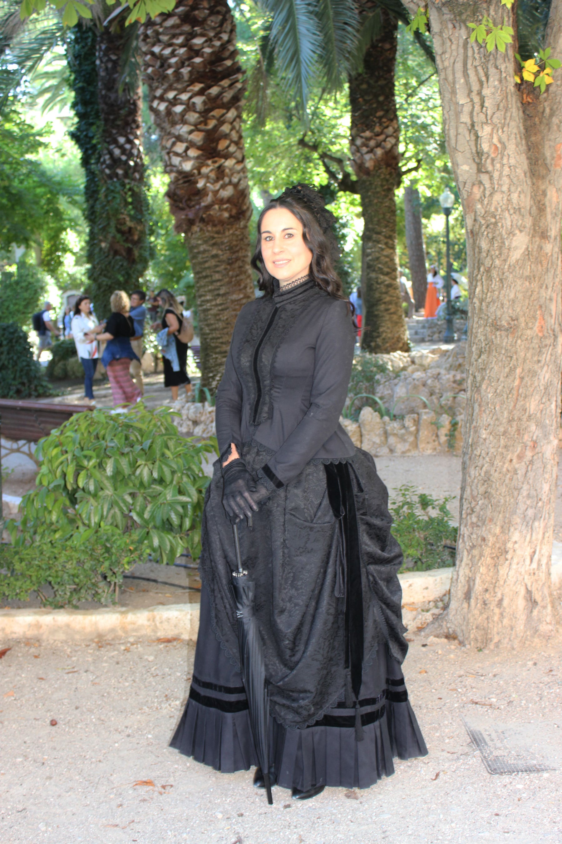 Una de las participantes en la Feria Modernista vestida de riguroso luto