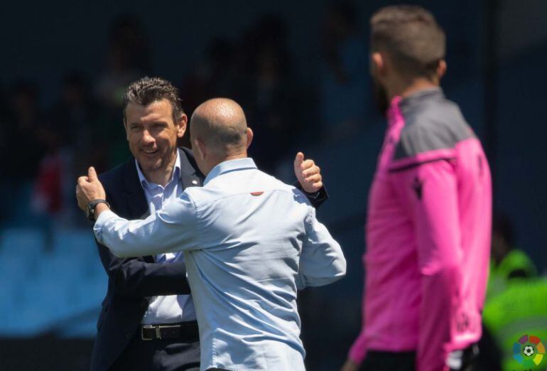 Saludo entre Unzué y Paco López al termino del partido en Balaidos