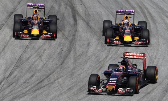 Daniel Ricciardo y Daniil Kvyat, por detrás del Toro Rosso de Max Verstappen.