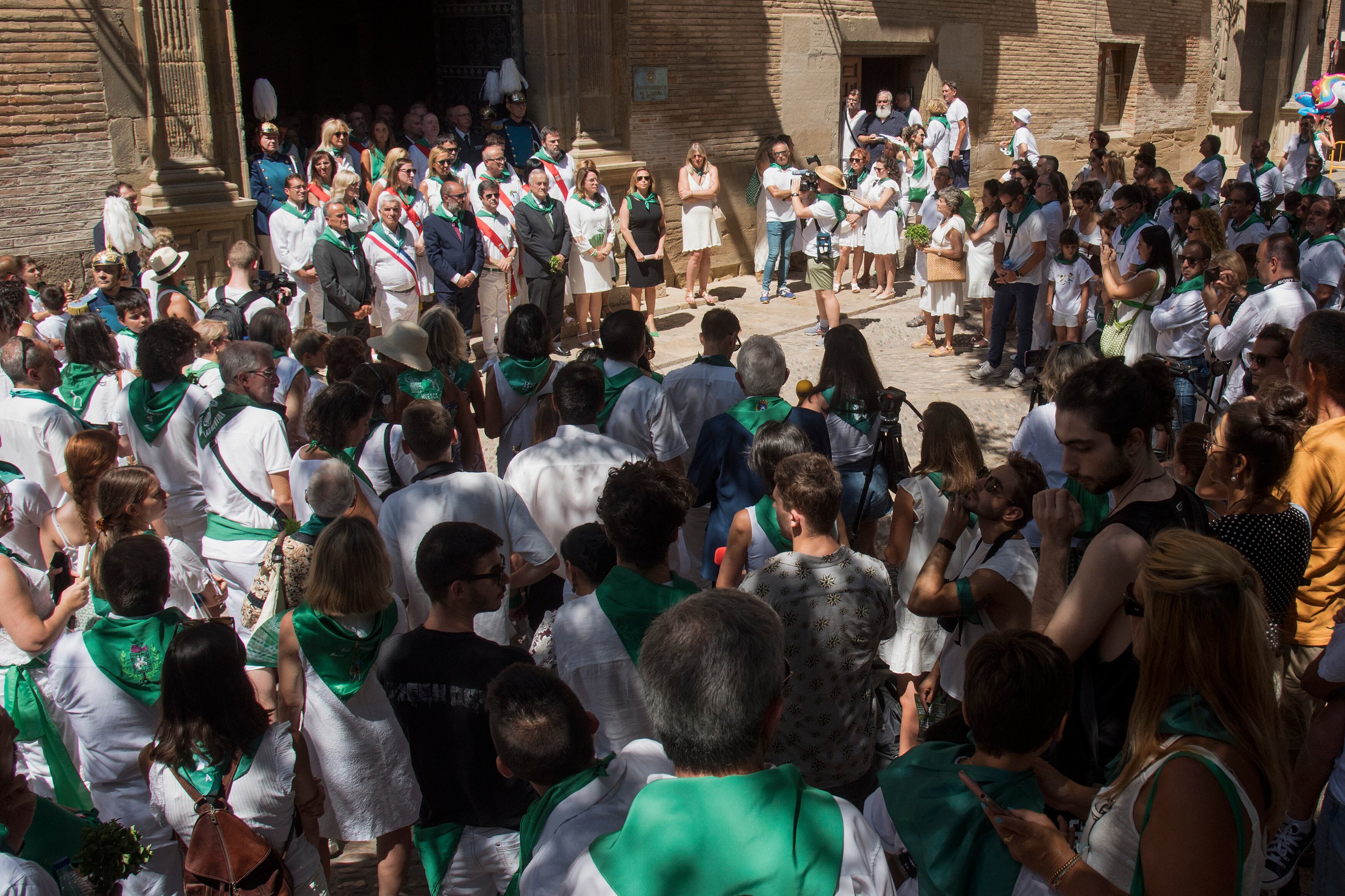 HUESCA, 10/08/2022.- Concentración contra la violencia machista este miércoles en Huesca a raíz de varios casos de sumisión química intramuscular (pinchazos) y una de abuso sexual durante las las fiestas de San Lorenzo. EFE/ Javier Blasco