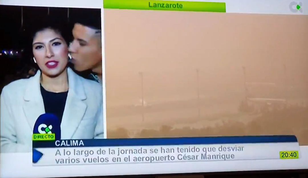 Momento en el que el agresor se acerca a la reportera que se encontraba en directo para RTVC.