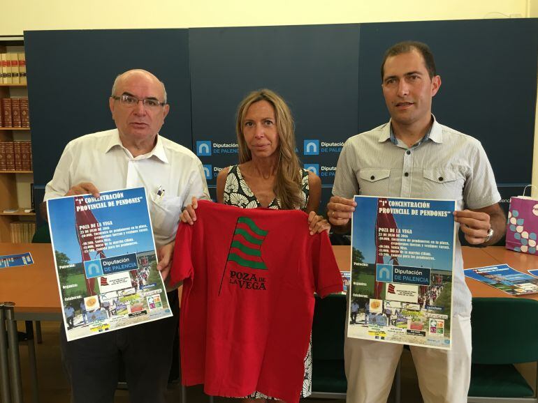 De izquierda a derecha; Rafael Martínez, jefe de cultura de la Diputación provincial, Carmen Fernández, diputada de cultura y Roberto Alonso, presidente de la Asociación &quot;El Pendón de Poza de Vega&quot;