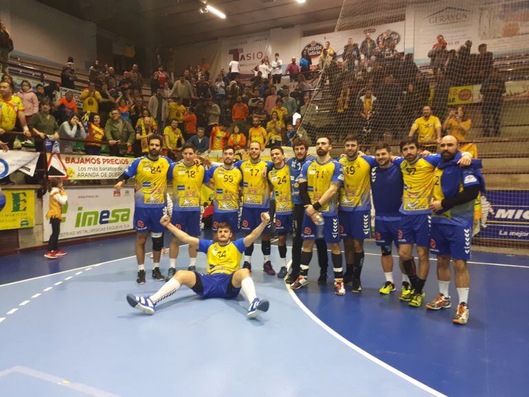 La plantilla festejó con parte de la afición el triunfo ante Zarautz.