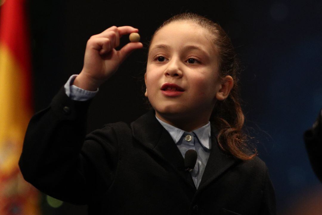 Aya, la niña que levantó aplausos en el Sorteo de Navidad del año pasado por su forma de cantar