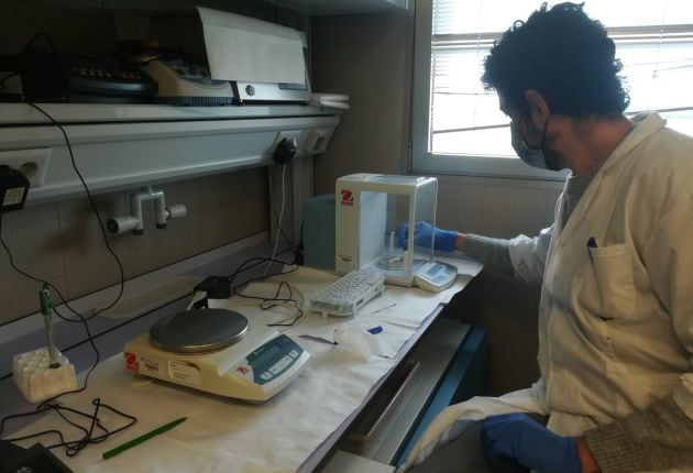 El profesor Javier Frontiñán en el laboratorio realizando pesajes