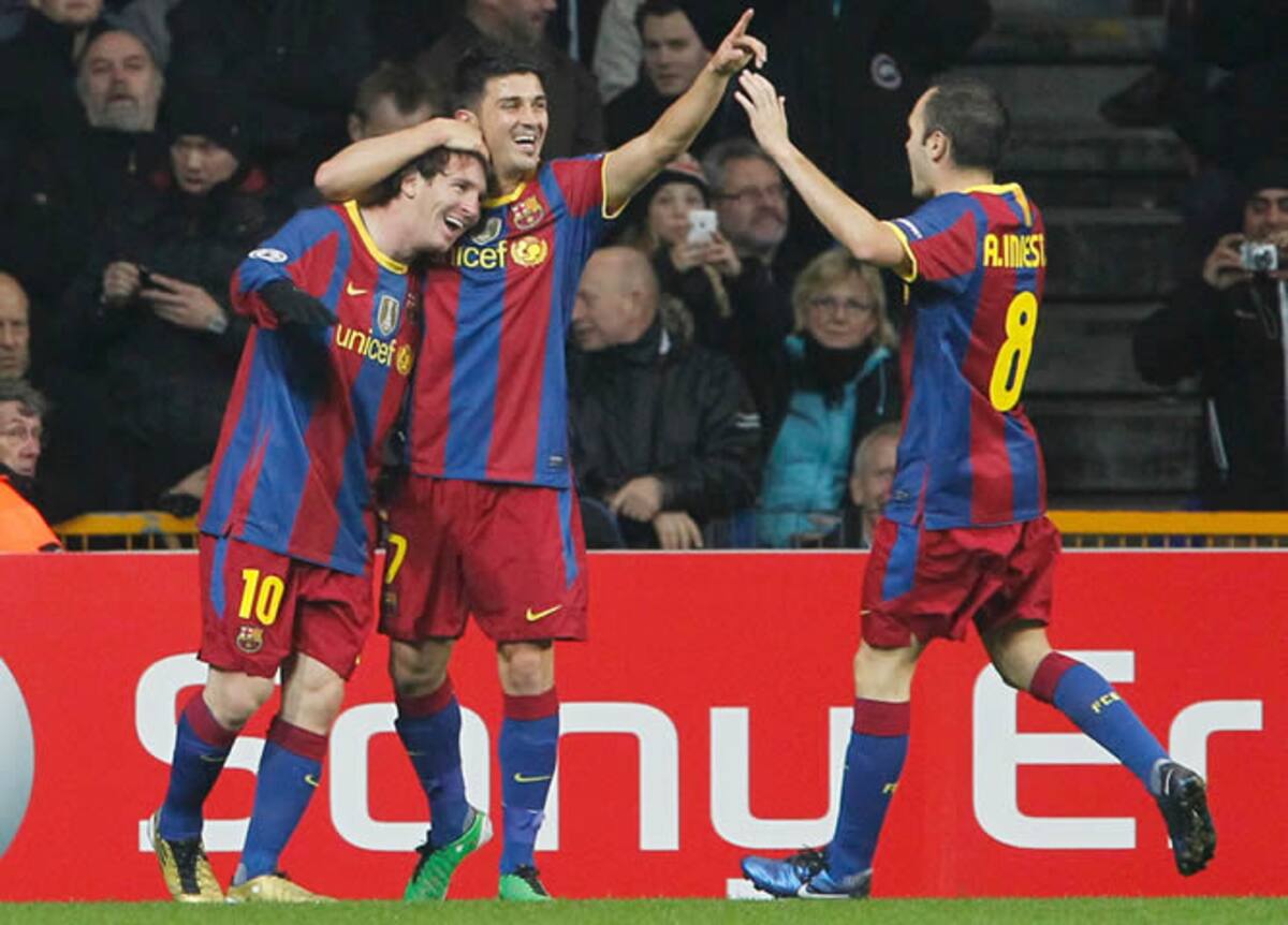 Andrés Iniesta y David Villa felicitan a Messi por su gol al Copenhague