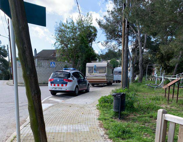 Una patrulla dels Mossos d'Esquadra custodia la caravana