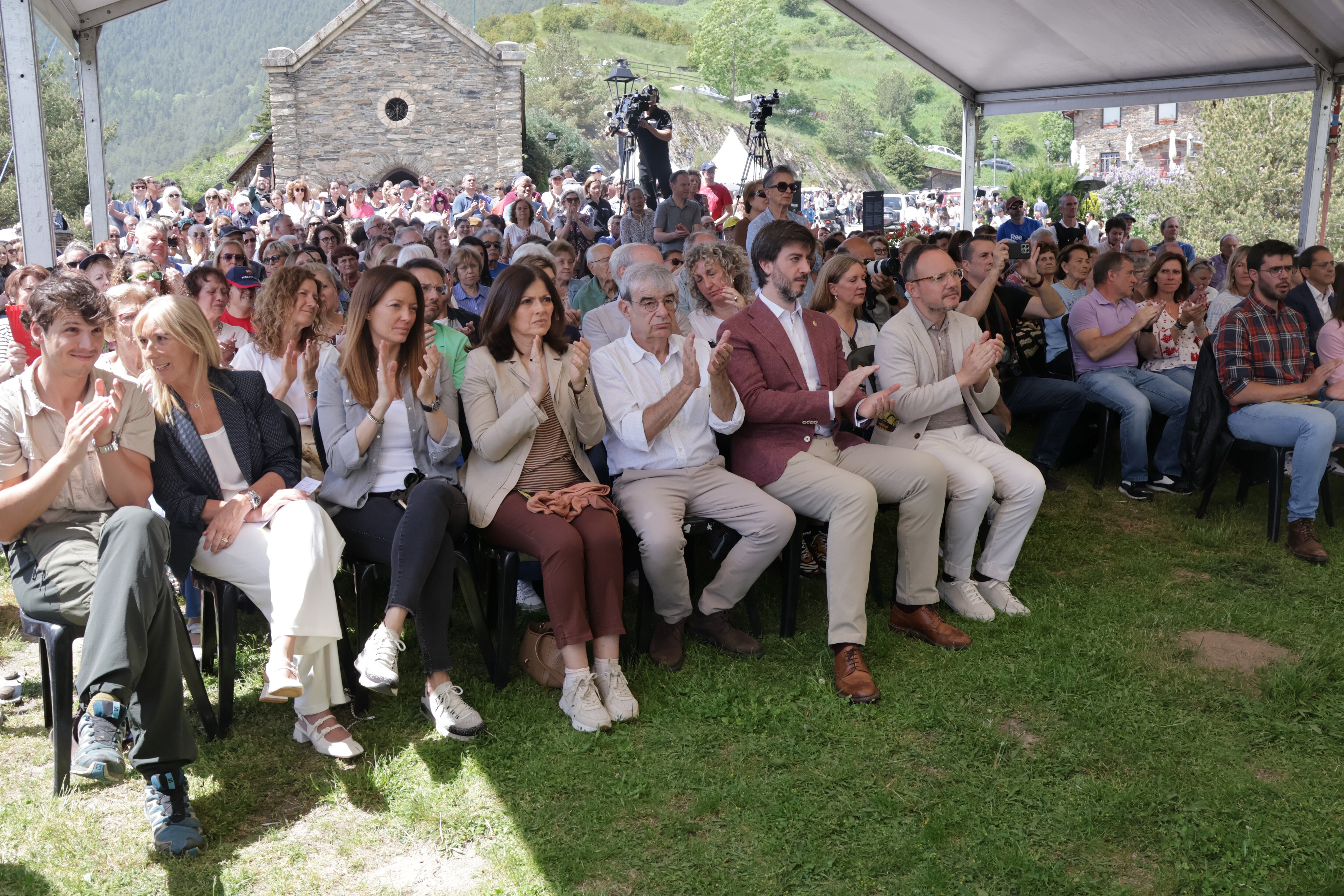 Autoritats a la missa de Canòlich durant la qual es va comunicar el relleu de Joan Enric Vives i el nomenament de nou bisbe copríncep Josep Lluís Serrano.