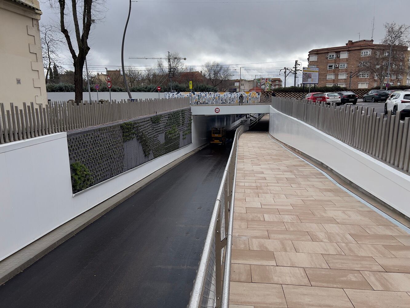 El paso peatonal bajo las vías del tren en Fuenlabrada ha sido ensanchado para ganar seguridad y accesibilidad