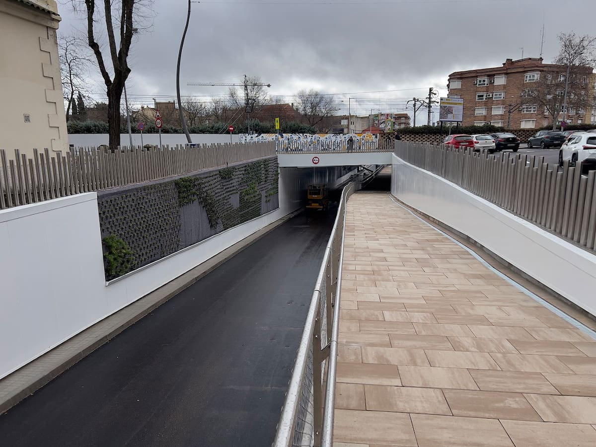 Reabre el paso peatonal de la calle Móstoles en Fuenlabrada, aunque los vehículos tendrán que esperar