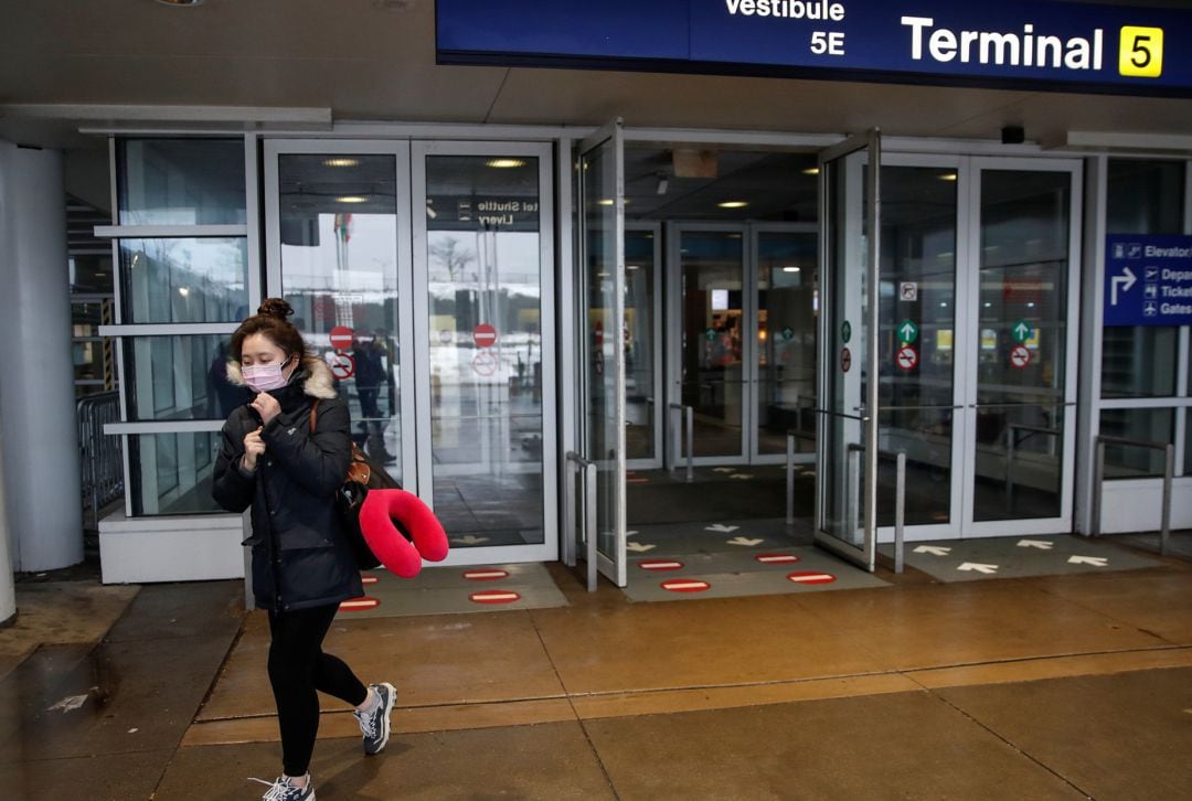 Pasajera llega al aeropuerto de Chicago.