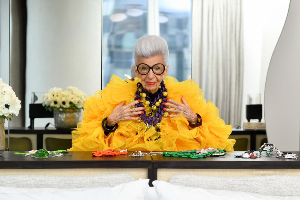 Iris Apfel, que había cumplido 102 años el pasado 29 de agosto, en una de las últimas campañas de moda que protagonizó.