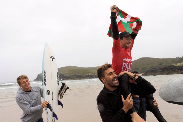 Adur Amatriain celebra su victoria en la prueba del 2021 / Kiko Delgado (EFE)