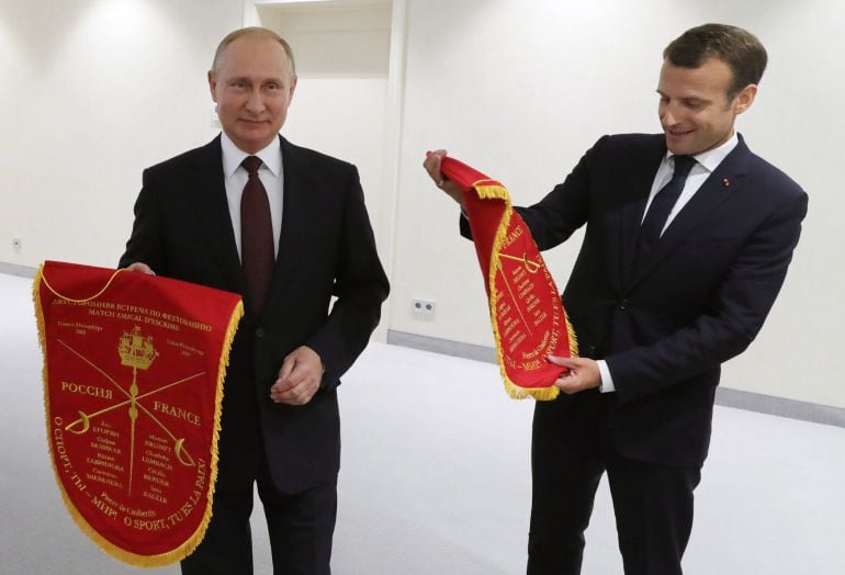  El presidente ruso, Vladímir Putin (i), junto al presidente francés, Emmanuel Macron, durante el Foro Económico Internacional de San Petersburgo (SPIEF, por sus siglas en ingles), en Rusia, hoy, 25 de mayo de 2018. Putin preside hoy la sesión plenaria del SPIEF 2018, que se celebra del 24 al 26 de mayo