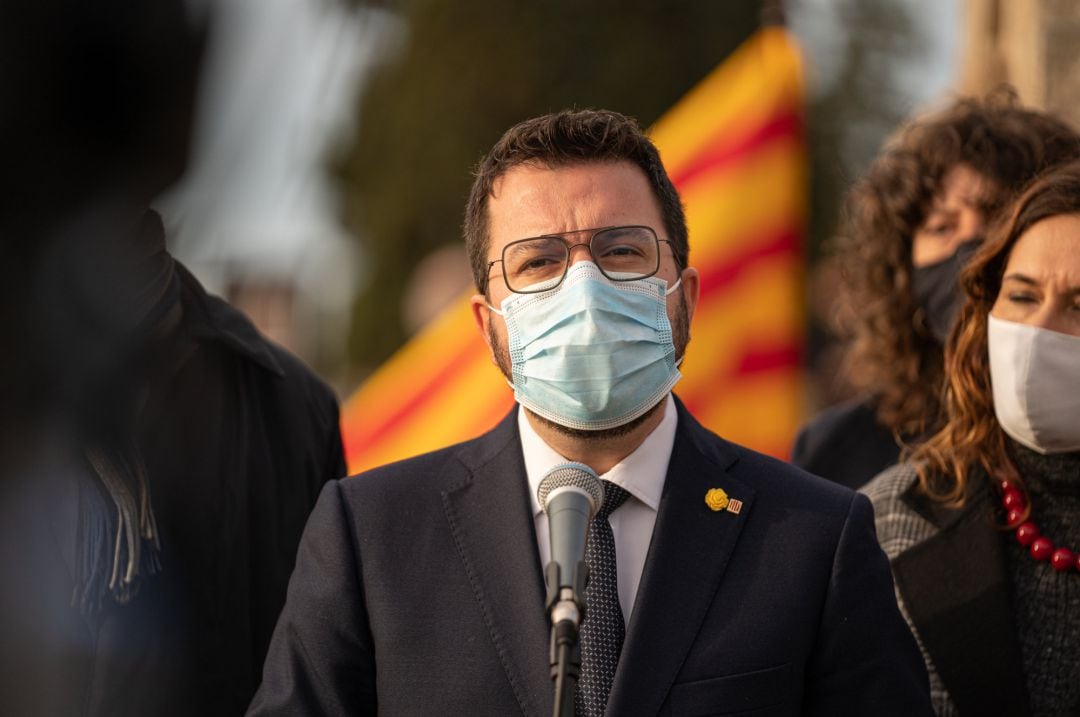 El presidente de la Generalitat, Pere Aragonès, en la ofrenda floral a Francesc Macià, en el cementerio de Montjuic, el pasado 25 de diciembre.