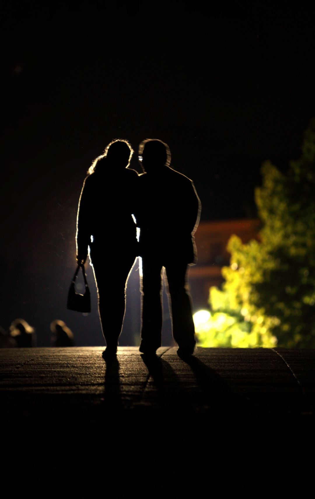 Pareja paseando de noche.