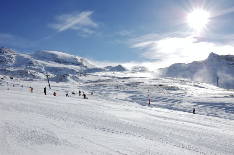Esquiadores en pista