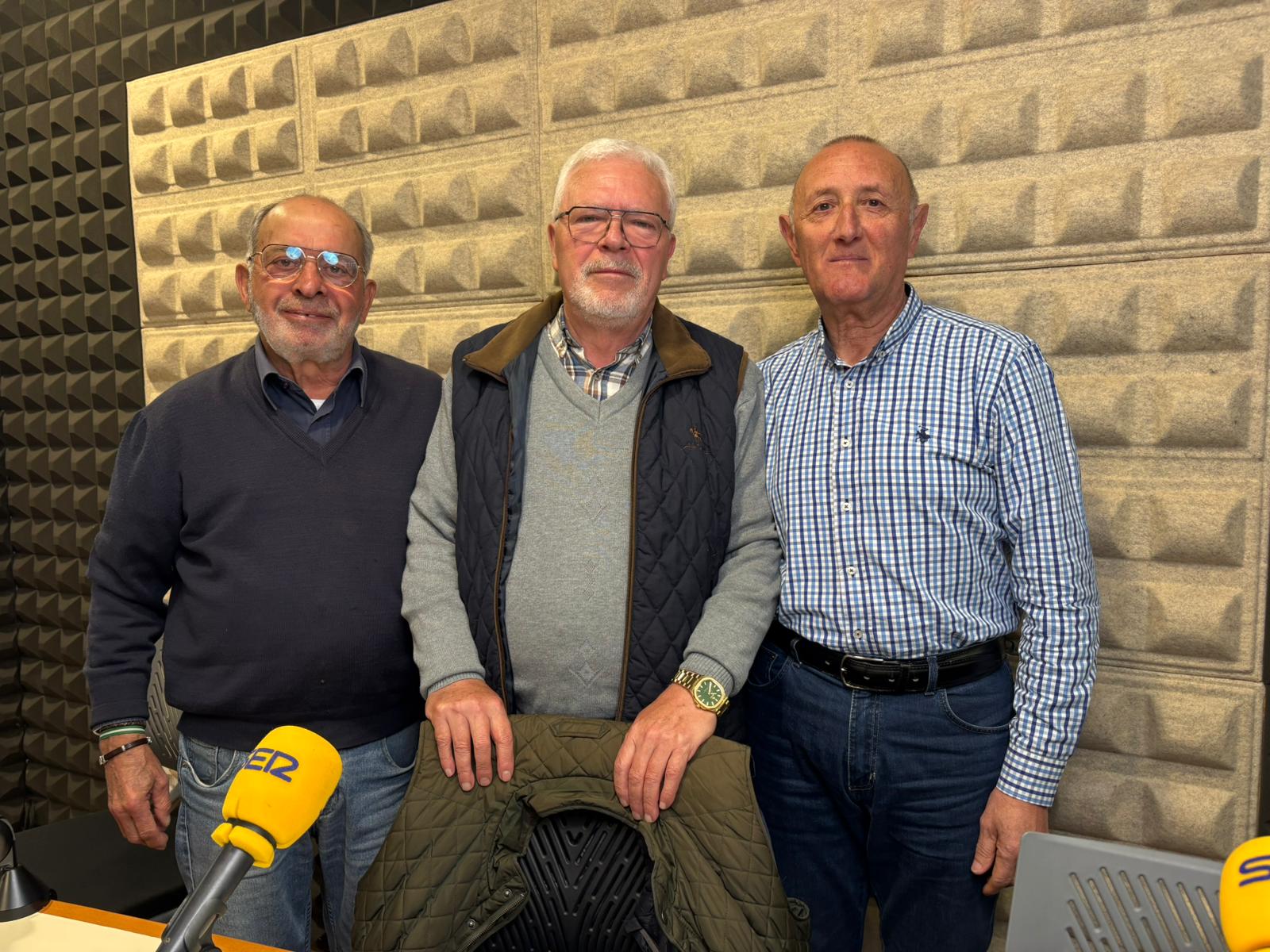 Joaquín Barrera, Paco Aguilar, presidente y vicepresidente de la Tertulia Cultural Flamenca El Gallo junto a un gran socio y aficionado del cante de Antonio Mairena, Segundo Jiménez.
