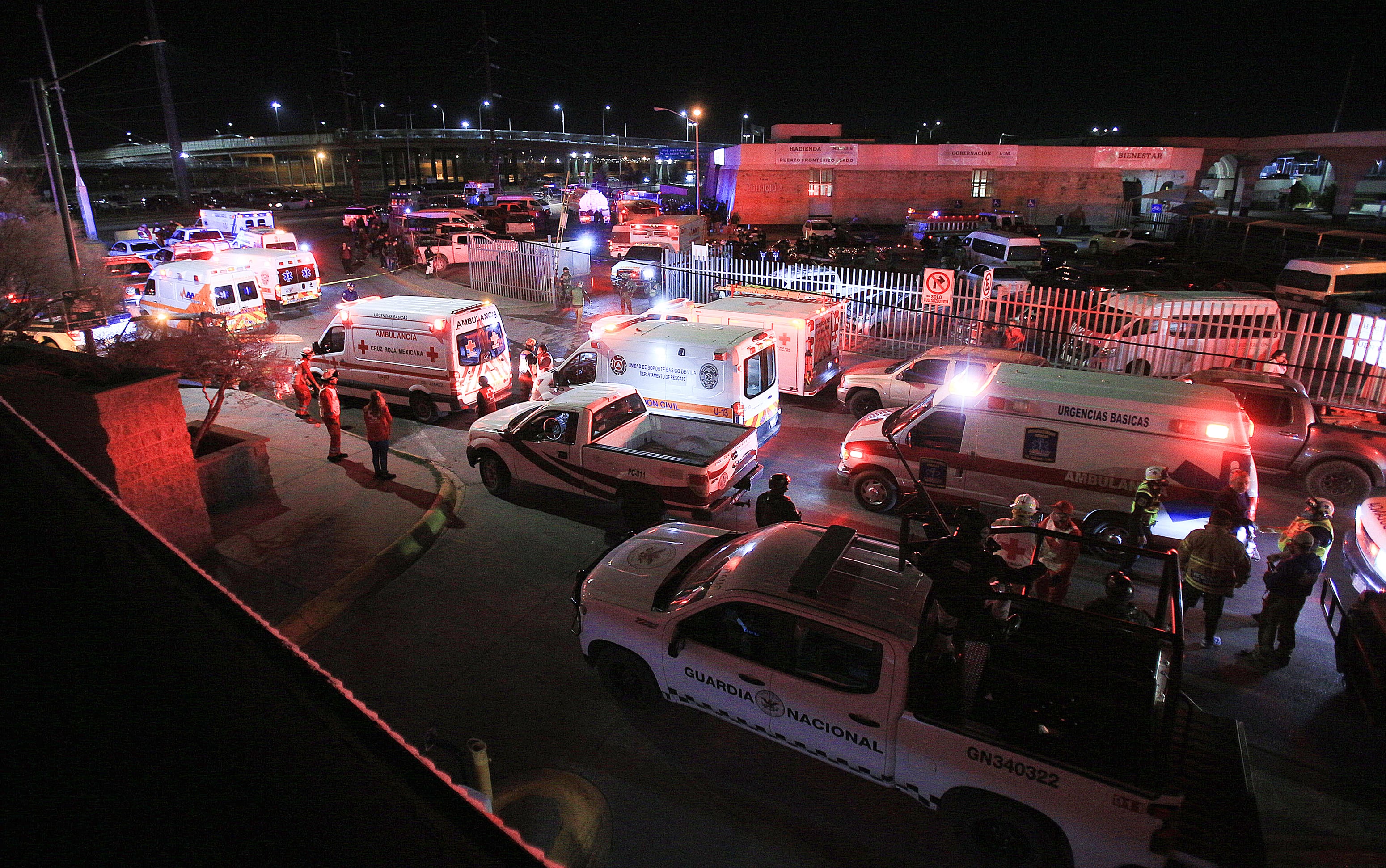 Personal de rescate acuden al auxilio durante un incendio en las instalaciones del Instituto Nacional de Migración (INM), donde fallecieron al menos 37 migrantes