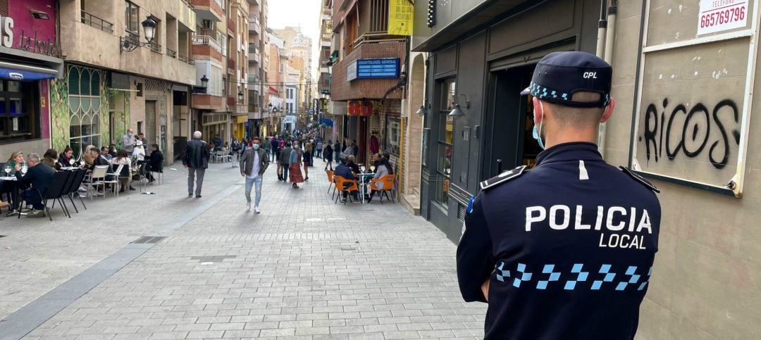 Imagen de un policía local en &#039;zona&#039; este sábado