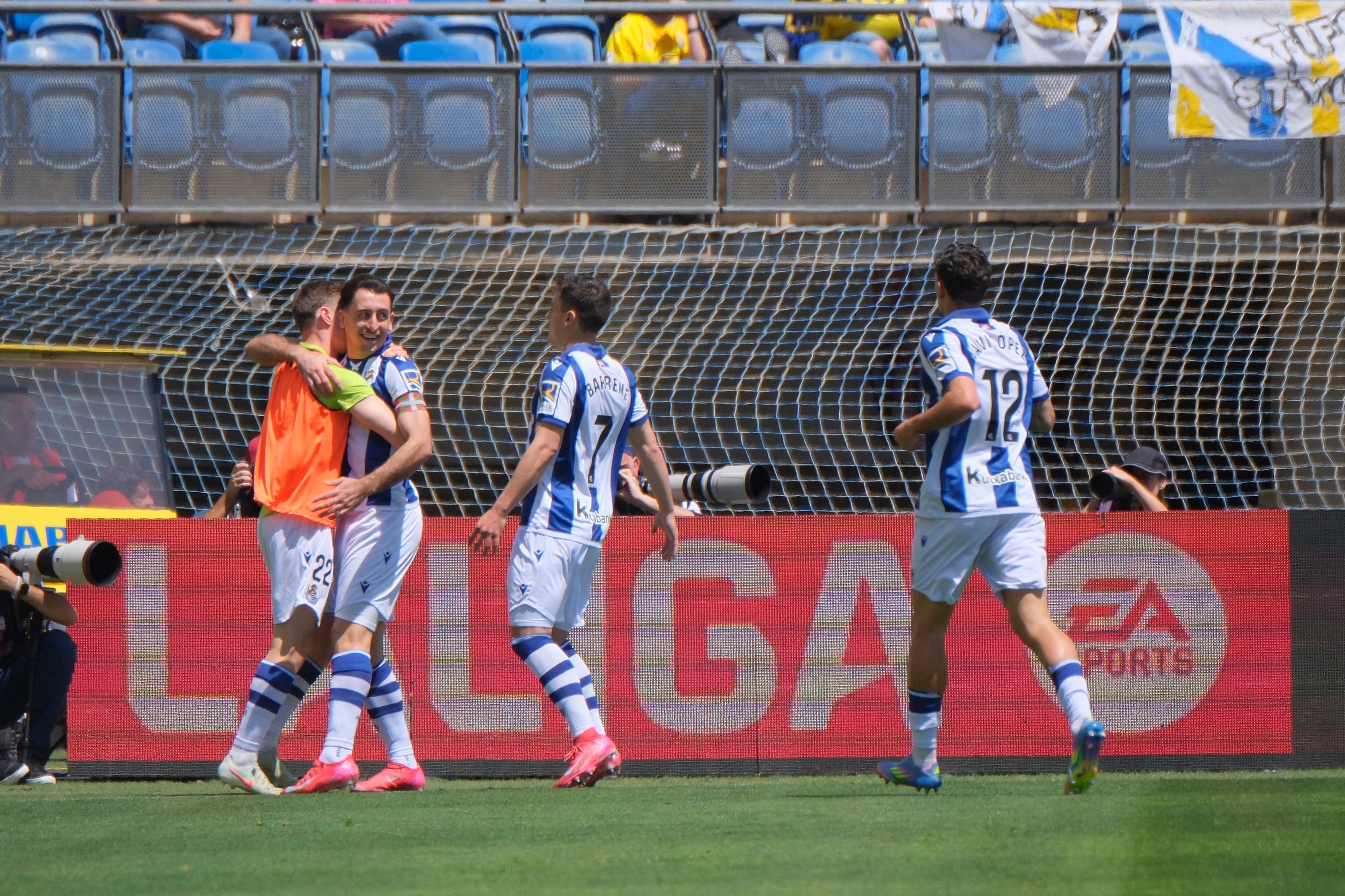 LAS PALMAS DE GRAN CANARIA, 06/04/2025.- Mikel Oyarzábal (2i) de la Real Sociedad celebra tras marcar el 0-1 durante el partido de LaLiga que disputaron la UD Las Palmas y la Real Sociedad este domingo en el estadio de Gran Canaria en Las Palmas. EFE/ Angel Medina G.