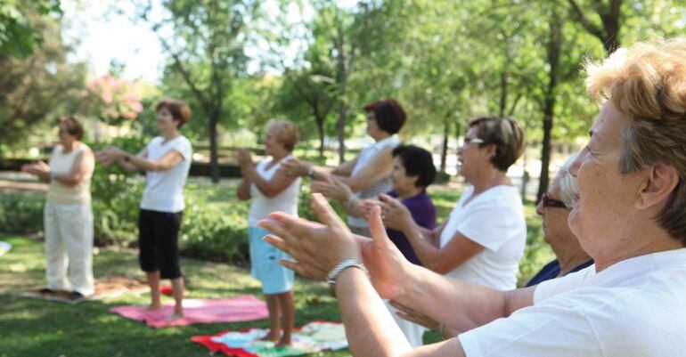 Mayores participando en una actividad municipal en Alcobendas