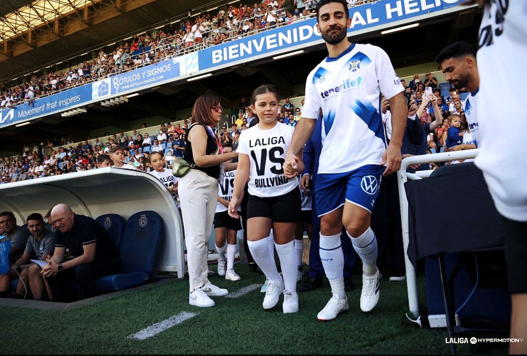 Pepe Mel en el banquillo y el Tenerife salta al campo.