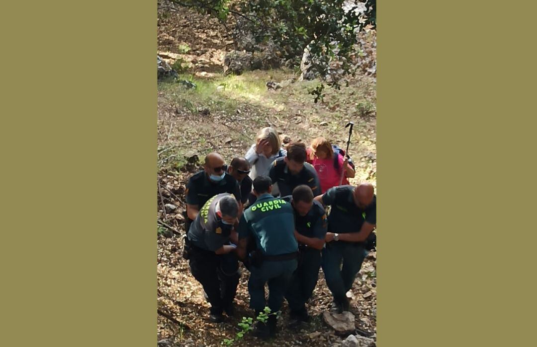 Miembros de la Guardia Civil rescatan a la senderista de 64 años accidentada en el Parque Natural de Cazorla