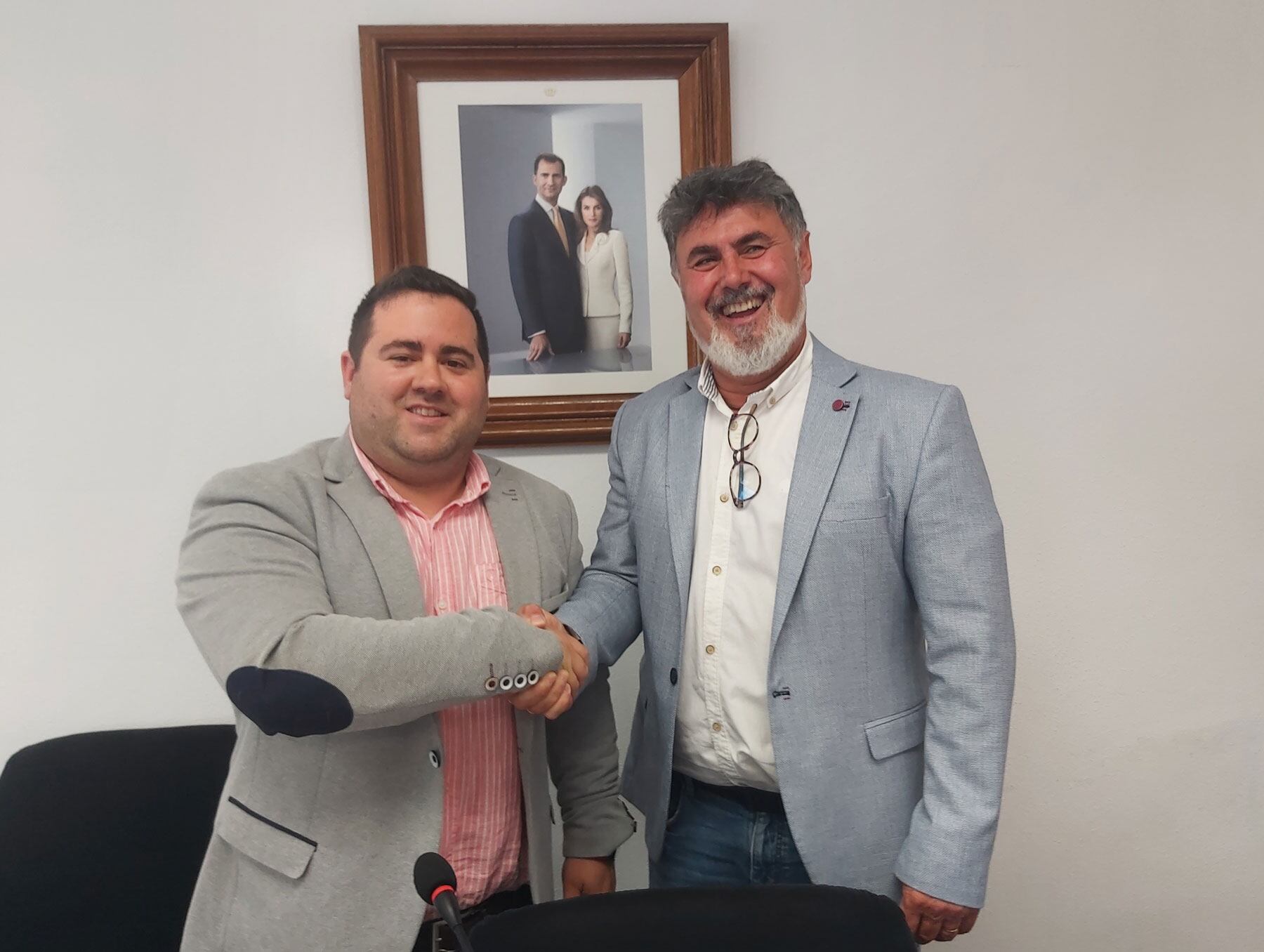 Saúl Serrano y Vicent Molina, dándose la mano como muestra del acuerdo