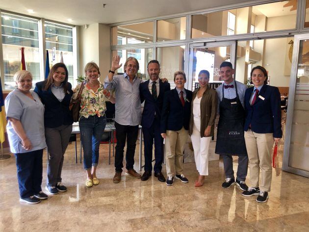 Roberto Morales y Beatriz Risso son el tercero y cuarta por la izquierda. Junto a ellos el director del hotel Silken, Gabriel Wolgeschaffen, y otros profesionales del Hotel