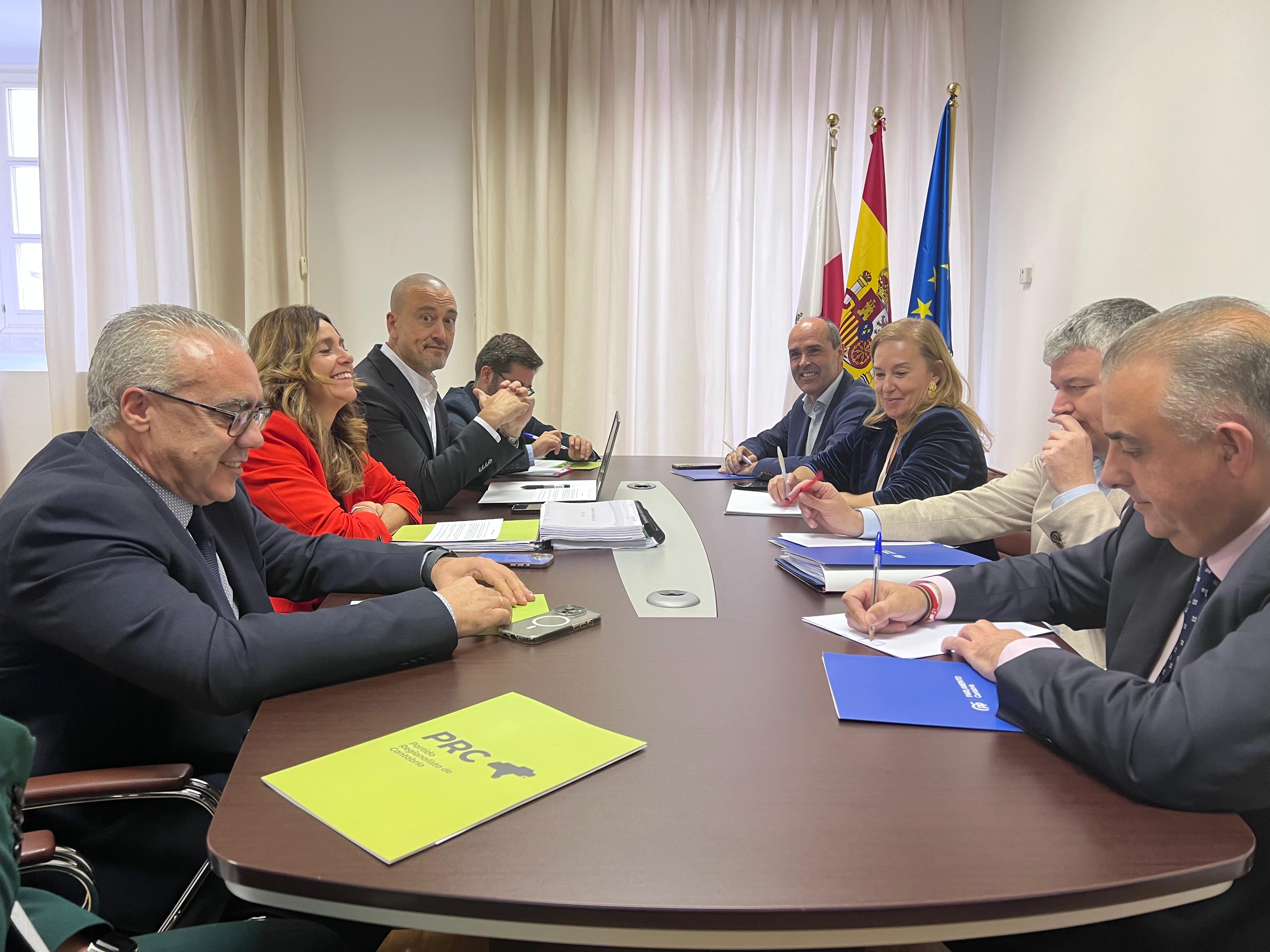 Imagen de la reunión entre PRC y PP celebrada este jueves 6 de noviembre sobre los presupuestos de Cantabria.