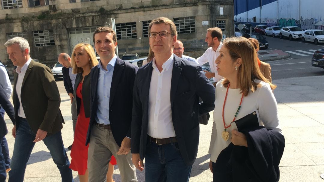 El presidente del PP, Pablo Casado con el presidente del PPdeG y presidente de la Xunta de Galicia, Alberto Núñez Feijóo y la candidata al Congreso por Pontevedra del PP, Ana Pastor. A la izquierda de Casado, la candidata del PP a las municipales de Vigo, Elena Muñoz, junto al vicepresidente de la Xunta y presidente del PP en Pontevedra, Alfonso Rueda.