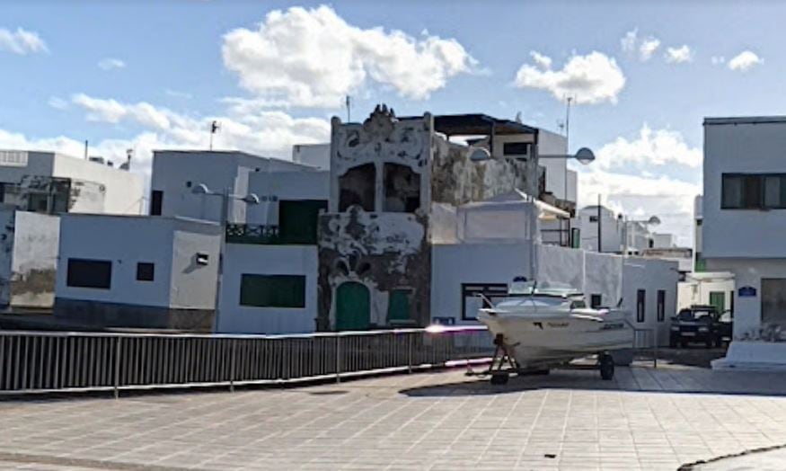 Vista de la &quot;casa modernista&quot; desde el muelle de Famara.