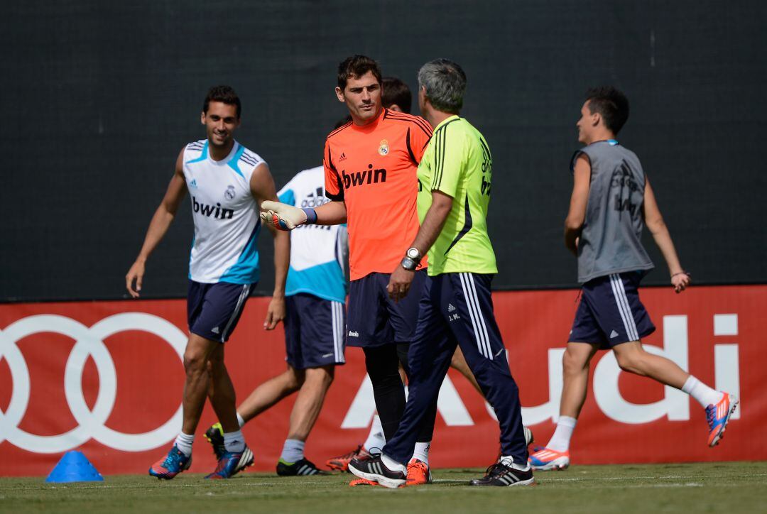 Casillas y Mourinho, durante un entrenamiento en 2012