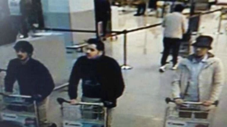 Najim Laachraoui (izquierda) en el aeropuerto de Bruselas, en una imagen captada por las cámaras de seguridad. 