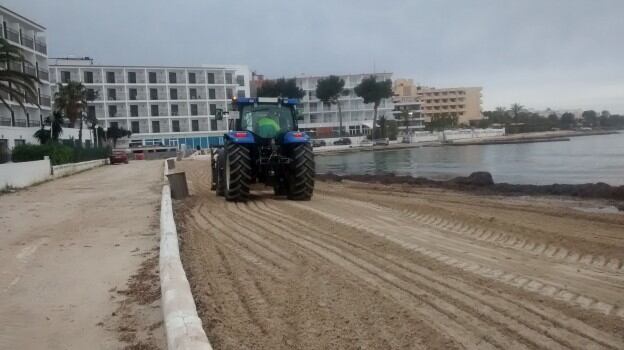 Un momento durante la limpieza de una de las playas