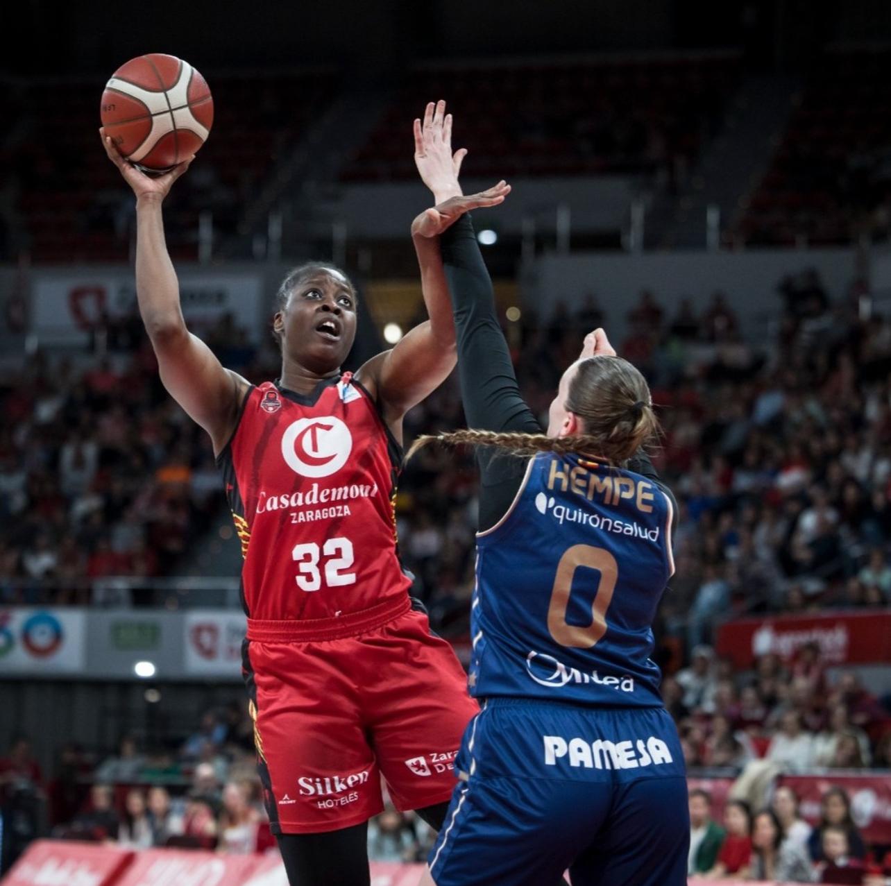 Christelle Diallo lanza a canasta ante la defensa de Hempe en el partido de ida de la semifinal por el título de liga ante el Valencia Basket