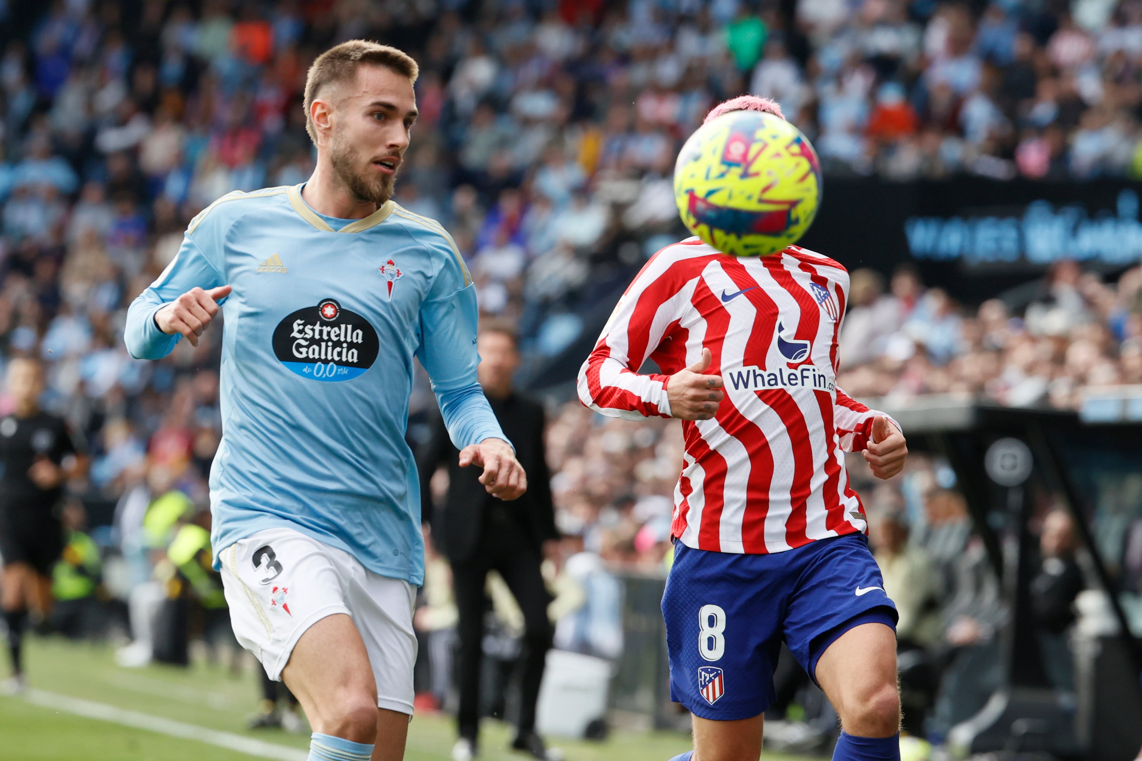 -FOTODELDÍA-  VIGO (PONTEVEDRA), 12/02/2023.-  El delantero francés del Atlético de Madrid Antoine Griezmann (d), disputa un balón con el defensa del Celta de Vigo Óscar Mingueza (i) durante el partido correspondiente a la Jornada 21 de LaLiga Santander que enfrenta a ambos equipos este domingo en el Estadio de Abanca Balaídos de Vigo (Galicia). EFE/ Lavandeira
