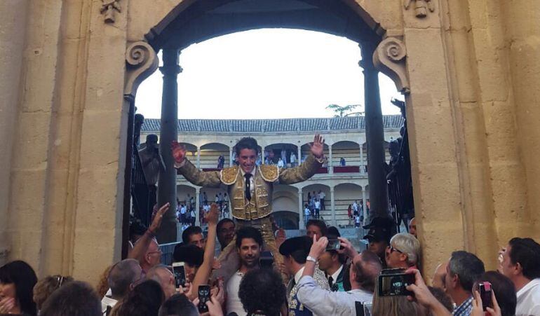 El novillero sevillano Alfonso Cadavl, bajo el umbral de la puerta grande de la plaza de toros de Ronda