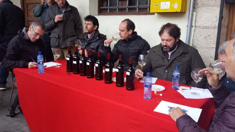 El jurado valora los vinos presentados