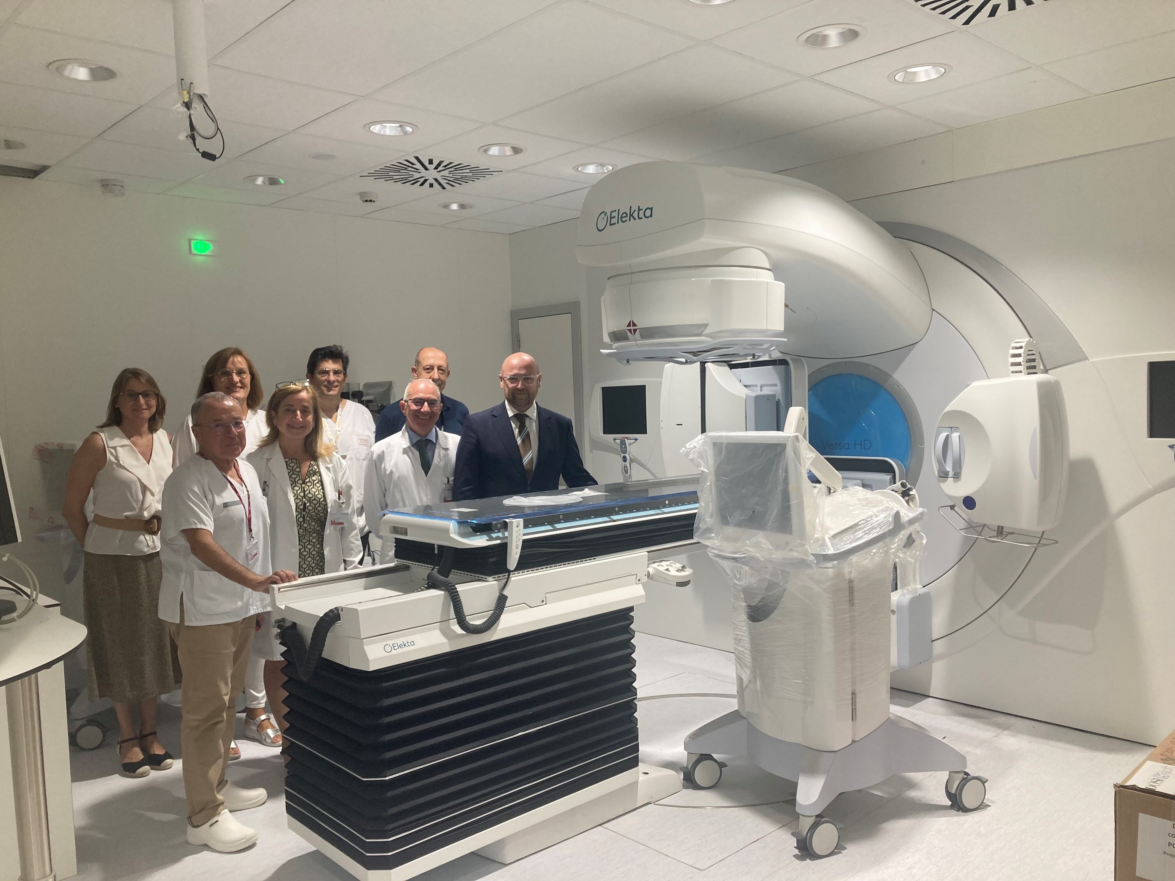 Las autoridades posan junto al acelerador lineal el día en el que se conmemoró el 50 aniversario.