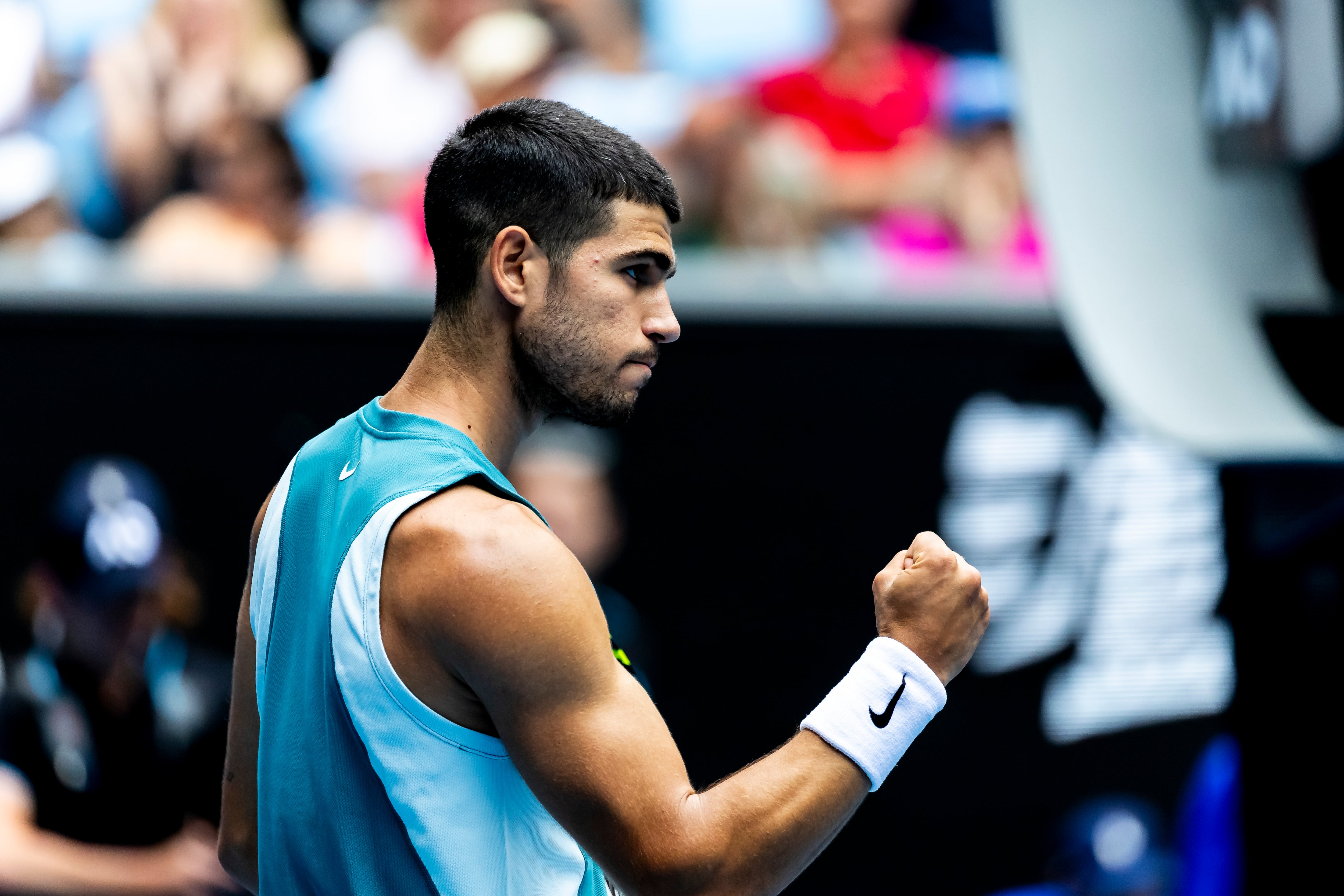 Carlos Alcaraz celebra un punto contra Nishioka en el Open de Australia