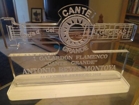 Detalle del galardón que ha recibido el cantaor Antonio Reyes.