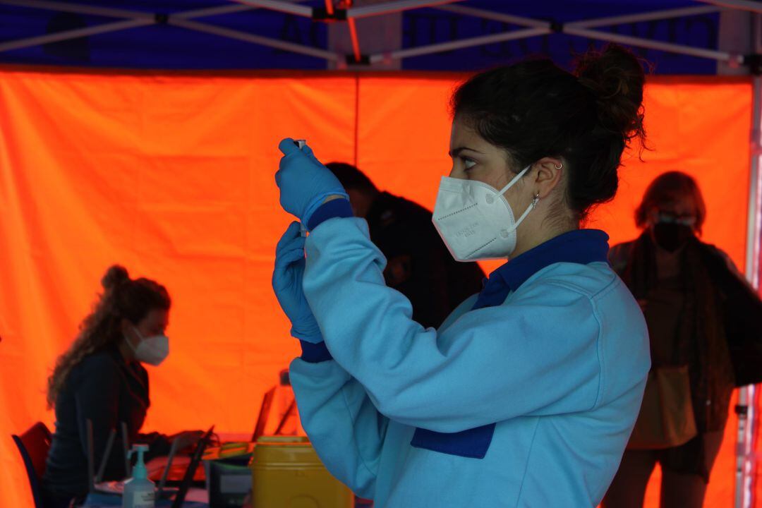 Una sanitaria de Úbeda prepara una dosis para inocular