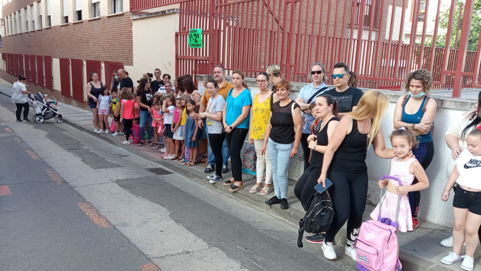 Padres y alumnos a las puertas del CEIP Ramón y Cajal de Puertollano